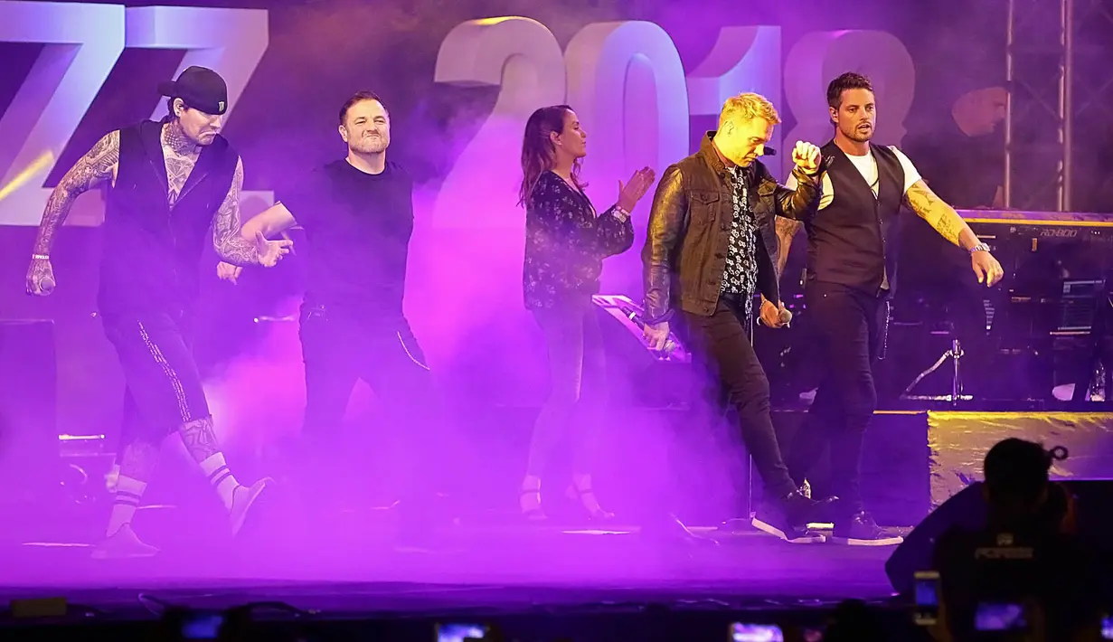 “I Love The Way You Love Me”, “You Needed Me”, “Love Me For A Reason”, “All That I Need”, “Isn't It A Wonder” dan “No Matter What menjadi lagu yang bikin para penonton antusias. (Bambang E. Ros/Bintang.com)