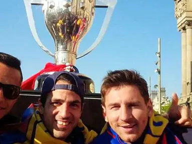 Lionel Messi, Jordi Alba, dan Alexis Sancez berfoto dengan latar belakang trofi La Liga.