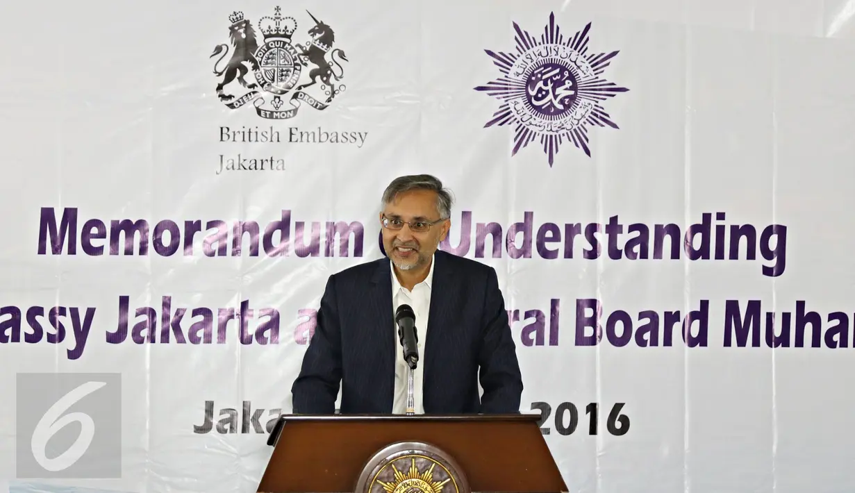 Dubes Inggris untuk Indonesia Moazzam Malik menyampaikan kata sambutan saat penandatanganan nota kesepahaman di Jakarta, Senin (16/5). (Liputan6.com/Immanuel Antonius)