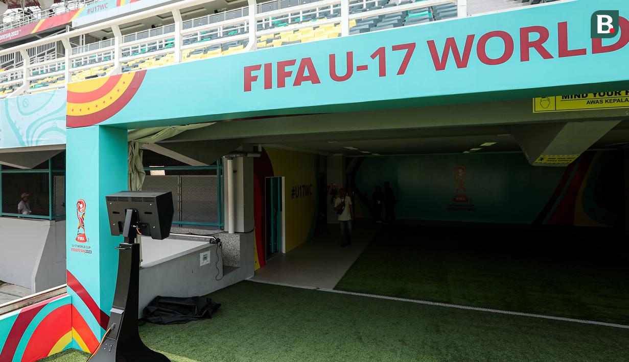<p>Monitor Video Assistant Referee (VAR) yang digunakan untuk me-review keputusan wasit dalam pertandingan Piala Dunia U-17 2023 terpampang di area keluar masuknya pemain ke lapangan Stadion Gelora Bung Tomo, Surabaya, Kamis (9/11/2023). (Bola.com/Bagaskara Lazuardi)</p>