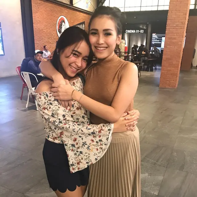 Momen Manis Ayu Ting Ting dan Adik Saat Hangout (sumber: instagram/syifaasyifaaa)