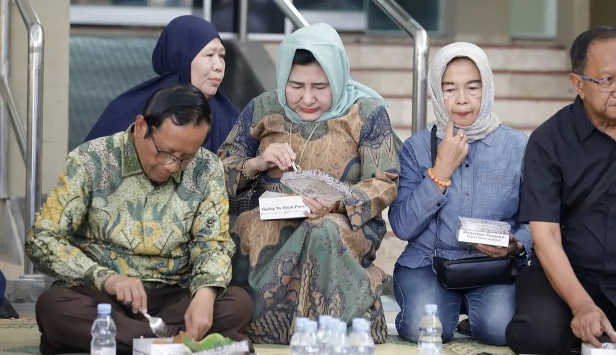 Istri Mahfud MD, Zaizatun Nihayati memilih tampil serasi bersama sang suami. [@mohmahfudmd]