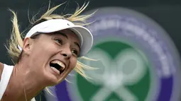Ekspresi petenis Rusia, Maria Sharapova, saat berlaga melawan Timea Bacsinszky (Swiss) di pertandingan tenis tunggal putri Wimbledon, London, (26/6/2014). (REUTERS/Toby Melville)
