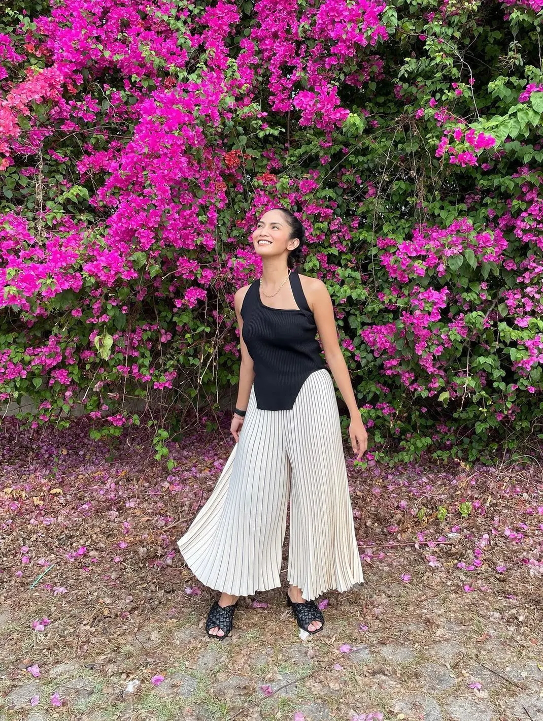 8 Gaya Modis Aulia Sarah si Badarawuhi, Kreasi Outfit Hitam Putih Anti ...