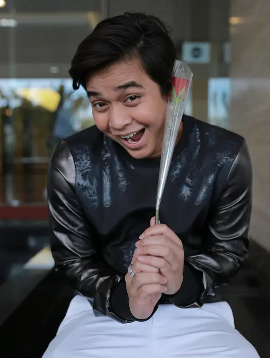 Sebuah layar dan proyektor disiapkan untuk memberi kejutan ulang tahun kekasihnya. Termasuk video ucapan dari ayah Susah Sameh dan keluarganya di Mesir. (Adrian Putra/Bintang.com)