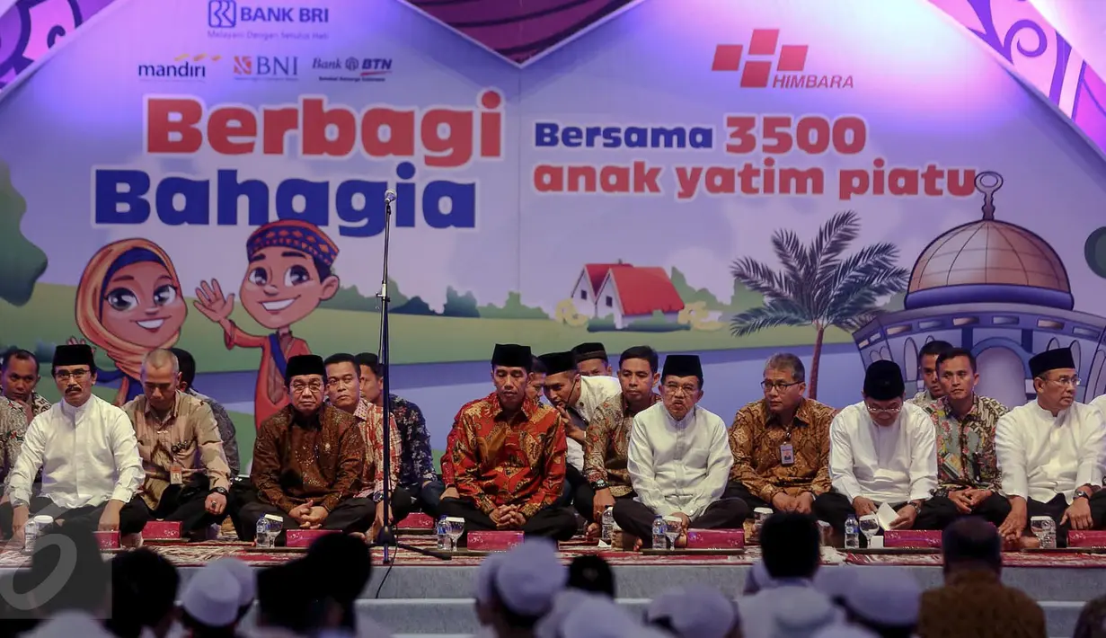 Presiden Jokowi bersama Wapres Jusuf Kalla dan sejumlah dirut Bank-Bank milik negara saat menghadiri buka bersama yang diselenggarakan oleh anggota Himpunan Bank-Bank Negara (Himbara) di JCC, Jakarta, Kamis (2/7/2015). (Liputan6.com/Faizal Fanani)