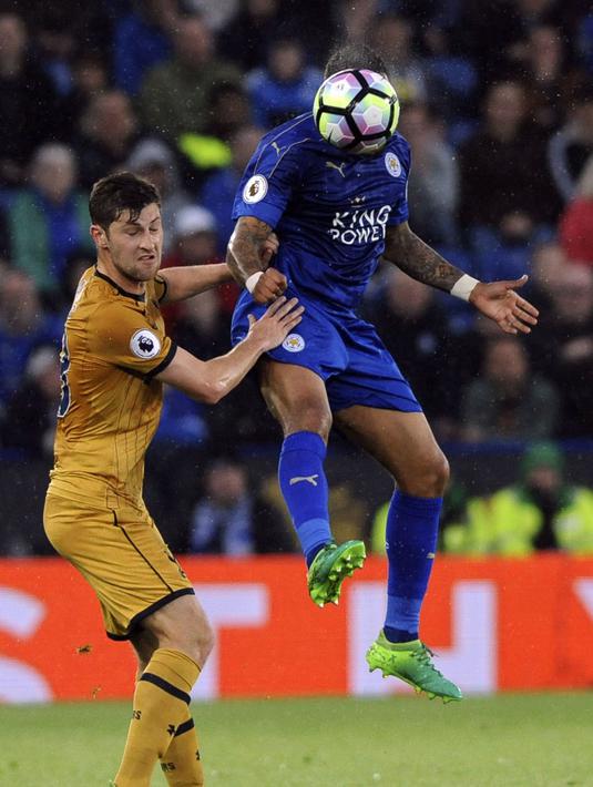 Pemain Leicester, Danny Simpson (kanan) membuang bola dari kejaran pemain Tottenham, Ben Davies pada lanjutan Premier League di King Power Stadium, Leicester, (18/5/2017). Tottenham menang 6-1.  (AP/Rui Vieira)