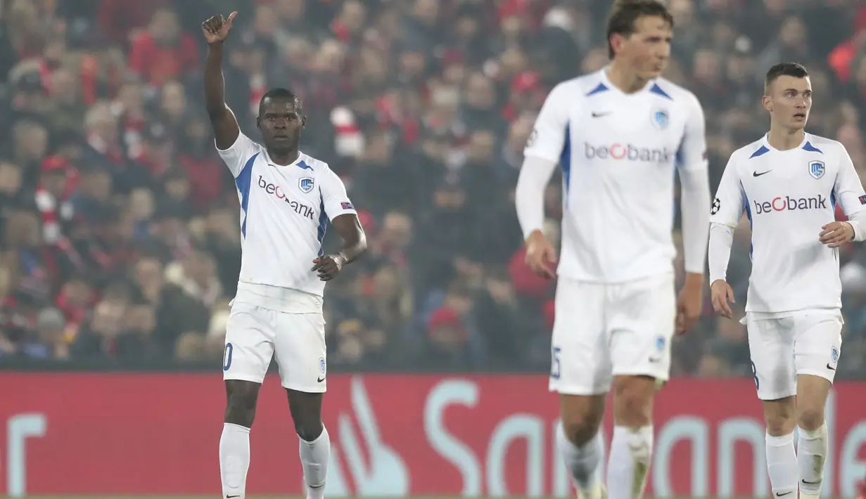 Penyerang KRC Genk, Mbwana Samatta (kiri) berselebrasi usai mencetak gol ke gawang Liverpool pada pertandingan lanjutan Grup E Liga Champions di Stadion Anfield, Inggris (5/11/2019). Liverpool menang tipis 2-1 atas Genk. (AP Photo/Jon Super)
