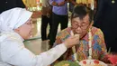 Kebahagiaan benar-benar dirasakan pasangan lanjut usia Nani Wijaya dan Ajip Rosidi. Usai akad nikah berlangsung, acara resepsi pun digelar dan dihadiri para sahabat, kerabat serta tamu undangan kedua mempelai. (Adrian Putra/Bintang.com)