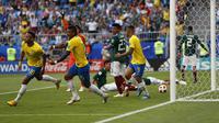 Striker Brasil, Neymar, merayakan gol yang dicetaknya ke gawang Meksiko pada babak 16 besar Piala Dunia di Samara Arena, Samara, Senin (2/6/2018). Brasil menang 2-0 atas Meksiko. (AP/Frank Augstein)