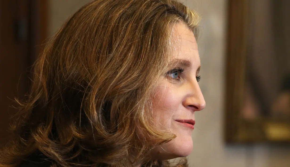 Wakil Perdana Menteri dan Menteri Keuangan Kanada Chrystia Freeland berbicara saat menghadiri konferensi pers di Parliament Hill, Ottawa, Selasa (18/8/2020). Perdana Menteri Justin Trudeau mengangkat Chrystia Freeland sebagai menteri keuangan perempuan pertama Kanada. (Dave Chan/AFP)