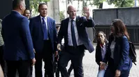 Rombongan FIFA yang dipimpin oleh Gianni Infantino disambut oleh Wakil Ketua PSSI, Iwan Budianto, Sekjen PSSI, Yunus Nusi, dan Direktur Teknik PSSI, Indra Sjafri. (Bola.com/Muhammad Iqbal Ichsan)