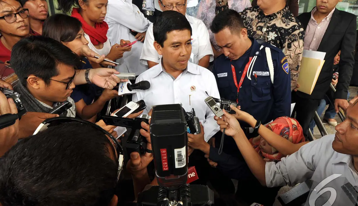 Usai menyerahkan laporan harta kekayaan kepada KPK, Menteri PAN-RB Yuddy Chrisnandi kembali diserbu wartawan, Jakarta,  Rabu (5/11/2014) (Liputan6.com/Miftahul Hayat)