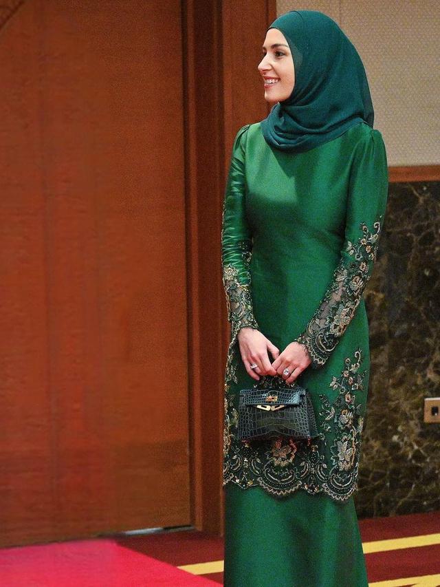 6 Gaya Anisha Rosnah yang Semakin Santun setelah Menikah dalam Balutan Baju Kurung dan Hijab