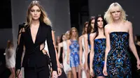 Model asal Amerika Serikat, Gigi Hadid berlenggang di atas catwalk memamerkan busana koleksi Atelier Versace dalam rangkaian Paris Haute Couture Fashion Week Spring-Summer 2016 di Paris, Minggu (24/1). (AFP PHOTO / Miguel Medina)