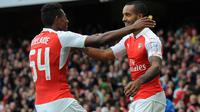Gelandang Arsenal Jeff Reine-Adelaide (kiri) dan pemain sayap Theo Walcott (kanan), pada pertandingan Emirates Cup melawan Wolfsburg, di Emirates Stadium, London, 26 Juli 2015. (EPA/WILL OLIVER)