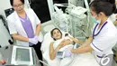 Tim Dokter sedang melakukan treatment firming kepada Nikita Mirzani yang ingin merampingkan kembali perutnya pasca melahirkan, Jakarta , Minggu (7/12/2014). (Liputan6.com/Panji Diksana)