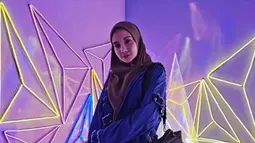 Tampil berbeda, kakak Shireen Sungkar ini menggunakan jaket jeans dengan rok hitam yang membuat look-nya lebih casual. (Liputan6.com/IG/@zaskiasungkar)