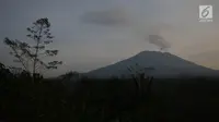 Gunung Agung mengeluarkan asap terlihat dari Karangasem, Bali, Rabu (6/12). Pusat Vulkanologi dan Mitigasi Bencana Geologi mencatat dalam 24 jam terakhir gempa frekuensi rendah meningkat menjadi 57 kali kegempaan. (Liputan6.com/Immanuel Antonius)
