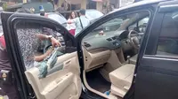 Mobil milik korban kejahatan dengan modus pecah kaca diperiksa petugas di Mapolres Malang Kota, Jawa Timur (Zainul Arifin/Liputan6.com)