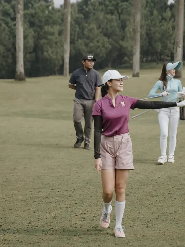 6 Potret Aaliyah Massaid saat Main Golf, Tampil Stylish