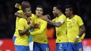 Para pemain Brasil merayakan gol yang dicetak oleh Gabriel Jesus pada laga persahabatan di Stadion Olympiastadion, Berlin, Selasa (27/3/2018). Jerman takluk 0-1 dari Brasil. (AP/Michael Sohn)