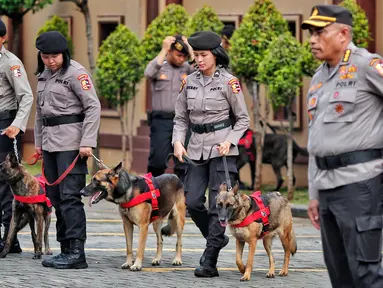 Team Polri untuk misi kemanusiaan internasional di Turki dan Suriah membawa anjing pelacak saat apel pelepasan di Mabes Polri Jakarta, Kamis (9/2/2023). Polri mengirimkan bantuan sebanyak 26 orang personel untuk misi kemanusiaan internasional gempa Turki dan Suriah, dengan tiga unsur yakni tim medis, DVI, dan K9. (Liputan6.com/Angga Yuniar)