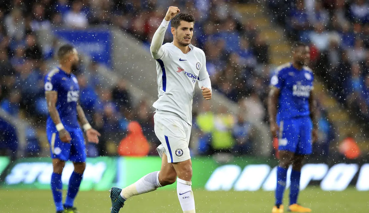 Alvaro Morata salah satu kandidat pencetak gol saat Derby London antara Chelsea melawan Arsenal pada pekan kelima Premier League di Stamford Bridge, Minggu (17/9/2017). Morata telah mengoleksi 3 gol untuk Chelsea.  (Mike Egerton/PA  via AP)