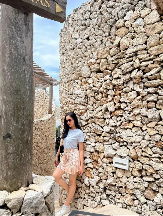 <p>Short skirt bermotif bunga akan membuatmu tampil ciamik saat hendak ke pantai.&nbsp;(instagram/lyodraofficial)</p>