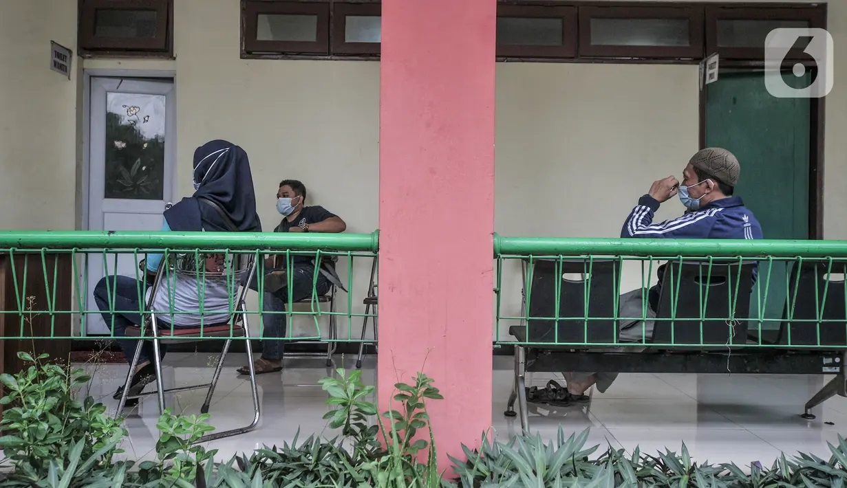 Warga saat menunggu hasil tes Covid-19 di GOR Kecamatan Makasar, Jakarta, Senin (17/5/2021). Pemkot Jakarta Timur menggelar tes Covid-19 gratis bagi warga yang baru tiba di Ibu Kota guna mencegah penyebaran virus Corona usai mudik. (merdeka.com/Iqbal S Nugroho)