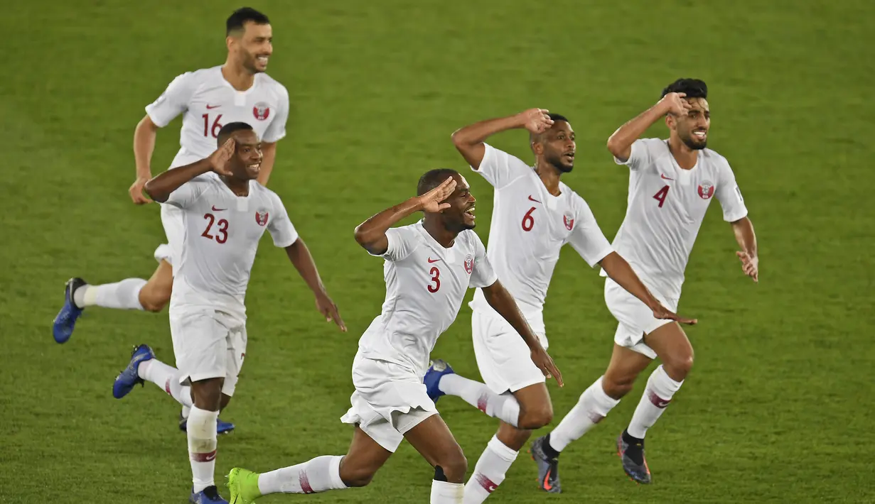 Para pemain Qatar merayakan gol yang dicetak Abdelaziz Hatim ke gawang Jepang pada laga final Piala Asia 2019 di Stadion Zayed Sports City, Abu Dhabi, Jumat (1/2). Qatar menang 3-1 atas Jepang. (AFP/Khaled Desouki)