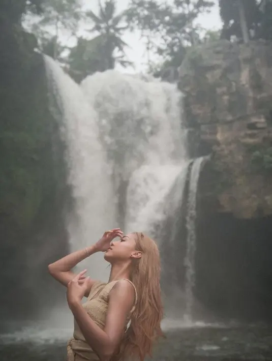 Sisca JKT48 sendiri terbilang sering menghabiskan waktu liburannya di alam. Bahkan, dirinya terlihat begitu santai saat pergi ke sebuah air terjun. (Liputan6.com/IG/@jkt48sisca)
