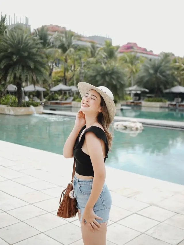 Gaya Pamela Bowie liburan di Bali. (Sumber: Instagram/pammybowie)