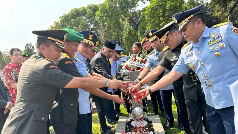 Gubernur Olly Dondokambey Ziarah ke TMP Kalibata