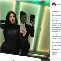 Kourtney Kardashian dan Kim Kardashian (via instagram.com/kourtneykardash/