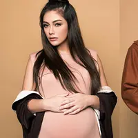 Pasangan Celine Evangelista dan Stefan William tengah menanti kehadiran anak pertama dari pernikahannya yang diresmikan pada November 2016 silam. Pasangan ini juga menjalani foto meternity. (Instagram/riomotret)