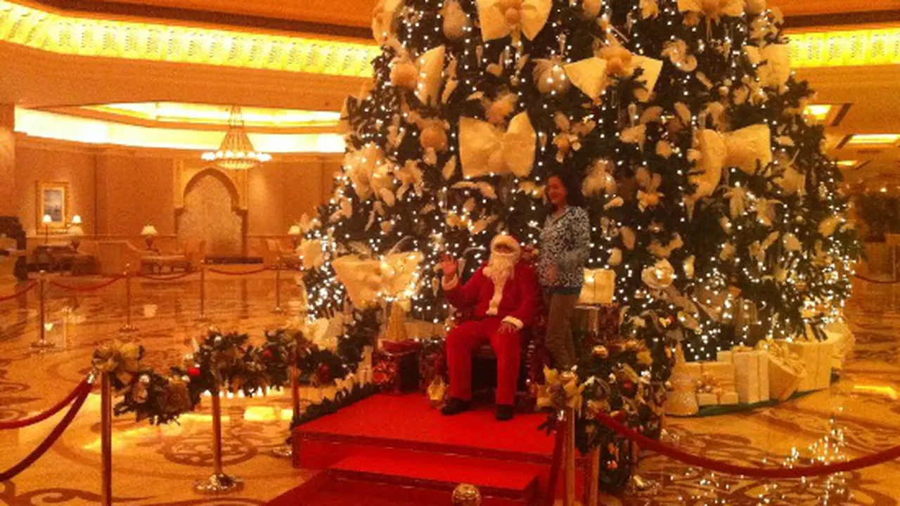 Pohon natal emas - Christmas Tree Abu Dhabi 3