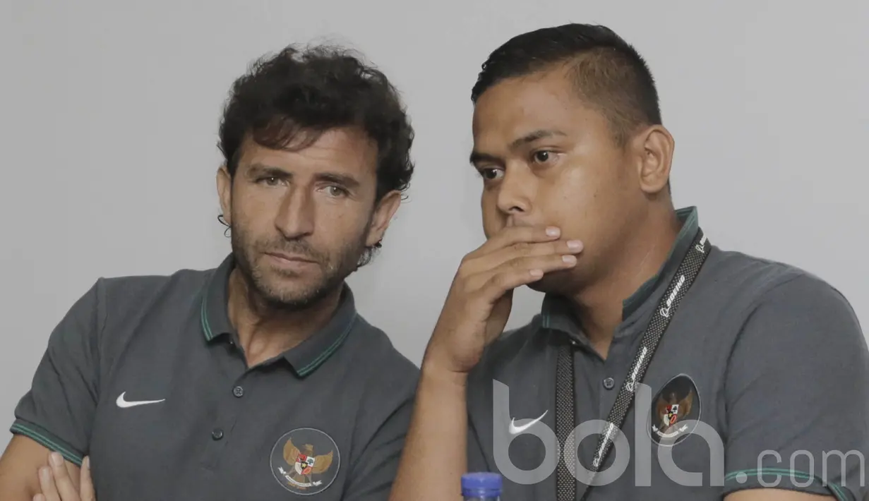 Pelatih Timnas Indonesia, Luis Milla, didampingi penerjemah bahasa saat jumpa pers. Juru taktik asal Spanyol ini menargetkan kemenangan untuk tim asuhannya saat uji coba perdana melawan Myanmar. (Bola.com/M Iqbal Ichsan)