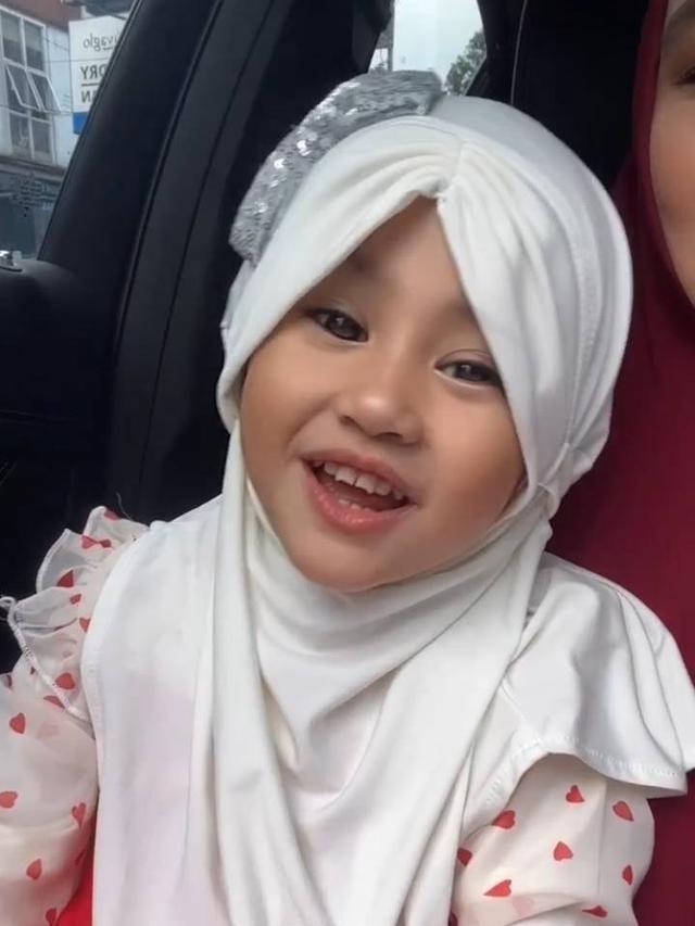 Khalisa Putri bersholawat kenakan hijab pada unggahan video