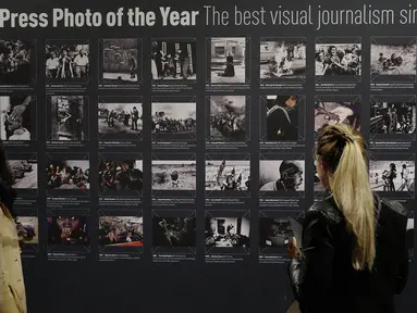 Pengunjung melihat karya yang dipajang dalam pameran World Press Photo Festival 2017 di De Nieuwe Kerk, Amsterdam, Belanda, Jumat (21/4). Pameran ini berlangsung hingga 9 Juli 2017. (Liputan6.com/Immanuel Antonius)