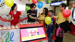 CEO MatahariMall.com Hadi Wenas membagikan balon dan hadiah, kepada pengunjng di Hari Pelanggan Nasional di Gajah Mada Plaza, Jakarta, Minggu (04/9). Aksi ini juga memperkenalkan eKiosk kepada para pelanggan. (Liputan6.com/Fery Pradolo)