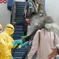 Petugas menyemprotkan cairan disinfektan ke WNI yang dievakuasi dari Wuhan, China saat tiba di bandara internasional Hang Nadim, Batam, Minggu (2/2/2020). Sebanyak 245 WNI di Wuhan dievakuasi ke Indonesia terkait merebaknya virus corona di kota tersebut. ((Photo by Handout/Indonesian Embassy/AFP)