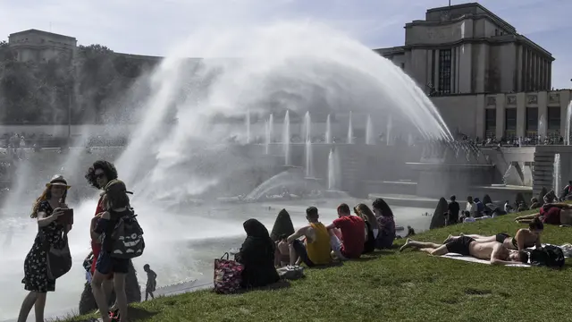 Hadapi Gelombang Panas, Warga Paris Berkumpul di Kolam Air Mancur