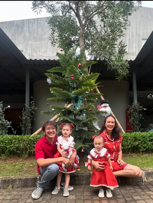 Nadine Chandrawinata mengenakan atasan kemeja merah dipadukan mini skirt warna serasi. Kedua putrinya juga mengenakan dress warna merah. [@nadinelist]