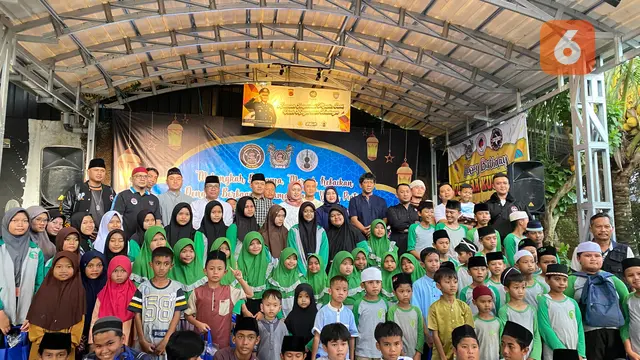 Kapolres Sukabumi Kota AKBP Ari Setyawan Wibowo dan Istri saat memberikan santunan kepada anak yatim piatu di Rumah Inspirasi Alus Pisan (RIAP) (Liputan6.com/Istimewa).
