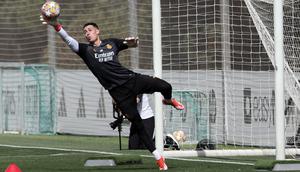 Andriy Lunin selalu berada di bawah bayang-bayang Thibaut Courtois di Real Madrid. Karena itu, Lunin kabarnya ingin meninggalkan Los Blancos pada musim panas ini. Pada musim lalu, Lunin sempat menjadi kiper utama Real Madrid setelah Thibaut Courtois dan Kepa Arrizabalaga cedera. (Thomas COEX / AFP)