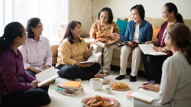 Kegiatan Arisan Produktif Selain Kumpul dan Makan (Foto: Reve.com)