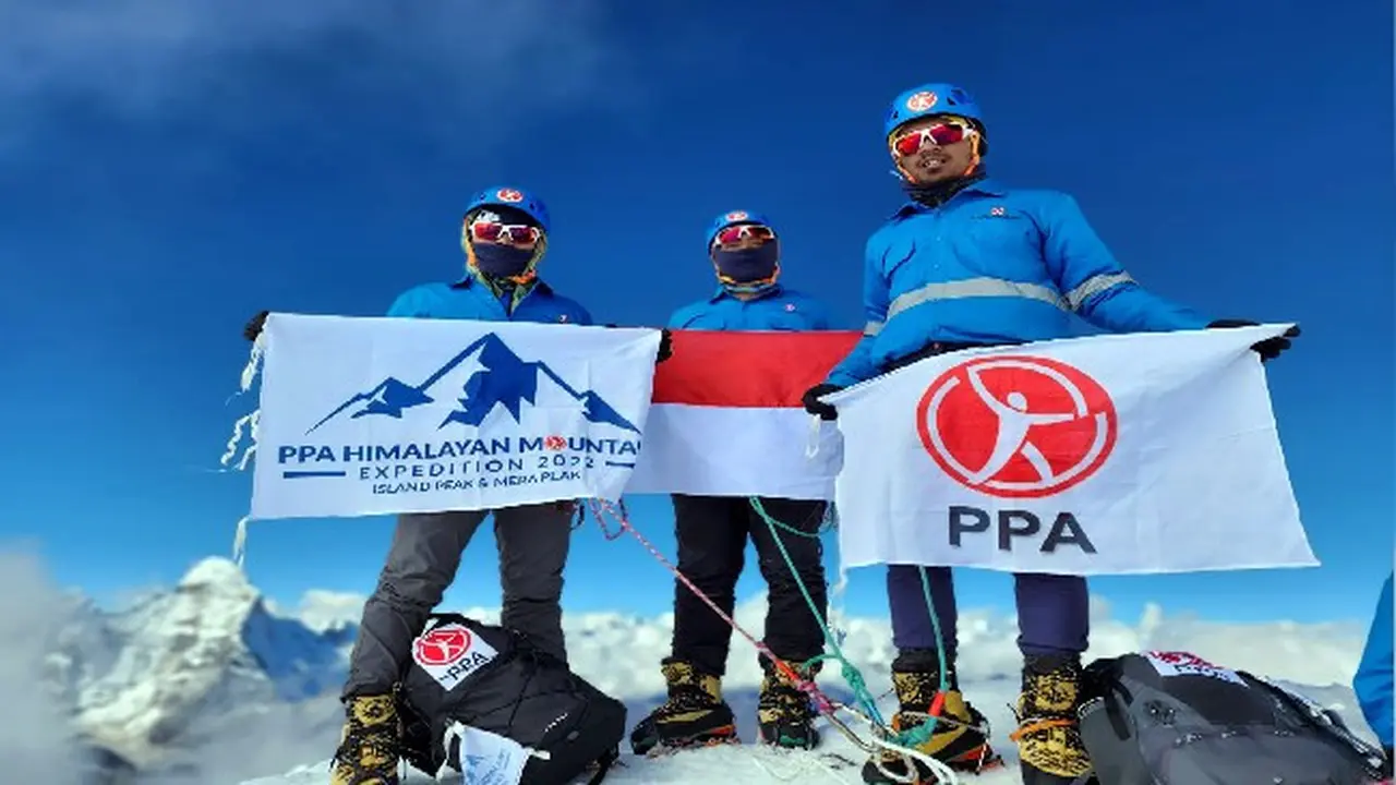 Bendera Merah Putih dan bendera PT Putra Perkasa Abadi (PPA) akhirnya berkibar di Puncak Island Peak (6.189 mdpl).