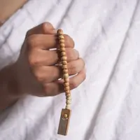 Ilustrasi seorang pria sedang memegang tasbih. (Foto: Shutterstock)