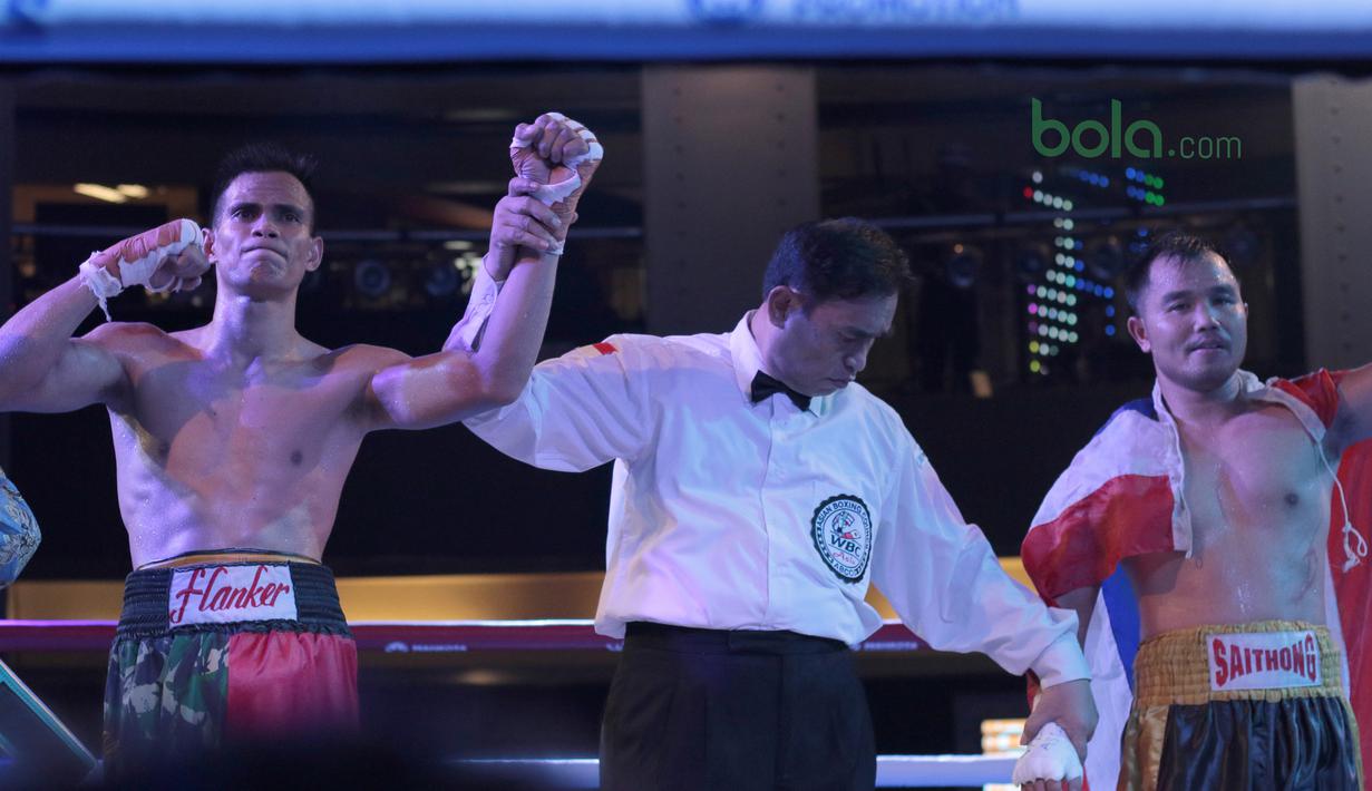 Petinju Indonesia, Ilham Leoisa (kiri) menang angka atas petinju Thailand, Paiboon Lorkham pada kelas Super-Lightweight Mahkota Boxing Super Series di Cilandak Town Square, Jakarta (10/3/2018). Ilham gagal jatuhkan lawannya.  (Bola.com/Nick Hanoatubun)